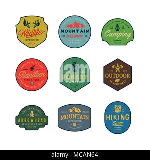 Satz von Vintage Wildnis Logos. Hand gezeichnet Retro styled outdoor adventure Embleme. Vector Illustration Stock Vektor