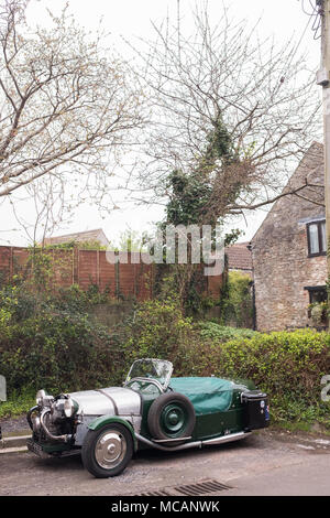 April 2018 - Sammlung von offenen Dreiräder Autos in der Somerset Village von Cheddar. Stockfoto