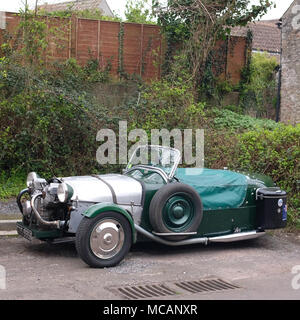 April 2018 - Sammlung von offenen Dreiräder Autos in der Somerset Village von Cheddar. Stockfoto