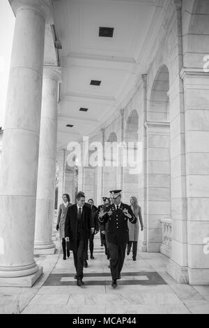 Der britische Verteidigungsminister Gavin Williamson (links) und Oberst Jerry Farnsworth (rechts), Chef des Stabes, Army National Soldatenfriedhöfe und Arlington National Cemetery (ANC); Spaziergang durch die Memorial Amphitheater, Arlington National Cemetery, Arlington, Virginia, Feb 1, 2018. Dies war der erste Besuch von Williamson ANC, wo er einen Kranz am Grabmal des Unbekannten Soldaten und das Denkmal Amphitheater Anzeige Zimmer tourte. (U.S. Armee Foto von Elizabeth Fraser/Arlington National Cemetery/freigegeben) Stockfoto