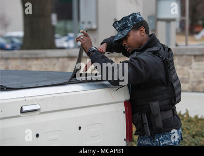 Master-at-Arms Seaman Eston Johnson löscht einen Lkw in ein Tor läuft Bohren während Zitadelle Shield 2018 Naval Support Activity Bethesda in Bethesda, Maryland auf Feb 1, 2018 verwendet. Die Praxis Szenario war Teil einer Reihe von Übungen eingerichtet, und spielte sich im Laufe des Tages beteiligten Personal" trainieren Sie wie wir kämpfen" als Reaktion auf die Sicherheitsbedrohungen zu helfen. Zitadelle Shield-Solid Vorhang sind jährliche Anti-terror-Force Protection Übungen in zwei aufeinander folgenden Wochen statt. Jeder ist so konzipiert, dass Peak Bereitschaft des Personals und der Sicherheitskräfte zu verhindern und zu potenziellen sec reagieren zu gewährleisten Stockfoto