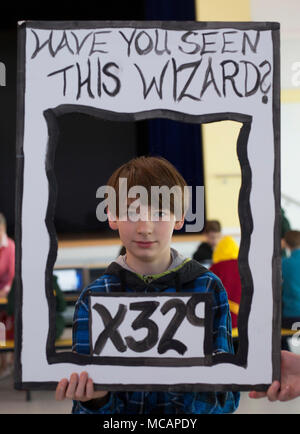 SHAPE, Belgien (Feb. 01, 2018) Tyler Ferrara, Obersten Hauptquartier der Alliierten Mächte in Europa (SHAPE) amerikanischen Middle School Student aus Okinawa, Japan, posiert für ein Foto der vierten jährlichen Harry Potter Palooza zu feiern. Dieses Ereignis bringt Schüler und Lehrer mit ähnlichen Interessen zusammen für Harry Potter themed Nahrung, Getränke und Spiele. (U.S. Air Force Foto von Broadcast Journalist Airman 1st Class Hannah Anderson/Freigegeben) Stockfoto