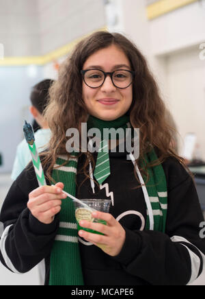 SHAPE, Belgien (Feb. 01, 2018) Gaia Mastrolorenti, Obersten Hauptquartier der Alliierten Mächte in Europa (SHAPE) amerikanischen Middle School Student aus Italien, hält stolz ihren Gryffindor Lesezeichen und isst Jell-O "Trank" an der vierten jährlichen Harry Potter Palooza. Dieses Ereignis bringt Schüler und Lehrer mit ähnlichen Interessen zusammen für Harry Potter themed Nahrung, Getränke und Spiele. (U.S. Air Force Foto von Broadcast Journalist Airman 1st Class Hannah Anderson/Freigegeben) Stockfoto