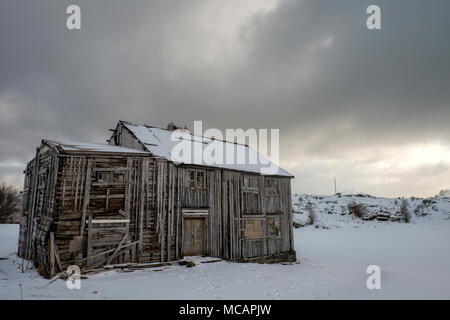 Abgebrochene traditionelles Bauernhaus in Fredvang, Lofoten, Norwegen Stockfoto