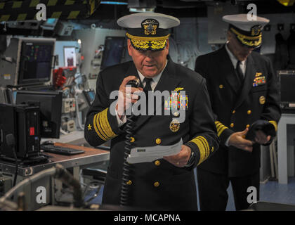 SAN DIEGO (Feb. 2, 2018) Vizepräsident Adm. John D. Alexander, Kommandant der 3. US-Flotte, spricht mit der Crew der Amphibisches Schiff USS America (LHA 6) über die 1 Hauptstromkreis Intercom System während des Schiffes homecoming. Amerika, Teil der Amerika Amphibious Ready Group, mit 15 Marine Expeditionary Unit eingeschifft, kehrt von einer regelmäßigen Bereitstellung in der westlichen Pazifik und Mittlerer Osten. Die US-Marine hat die indopazifischen Region routinemäßig für mehr als 70 Jahre Frieden und Sicherheit patrouillierte. (U.S. Marine Foto von Mass Communication Specialist 2. Klasse Jesse Monford Stockfoto