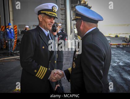 SAN DIEGO (Feb. 2, 2018) Kapitän Joseph Olson, kommandierender Offizier der Amphibisches Schiff USS America (LHA 6), grüßt Vice Adm. John D. Alexander, Kommandeur der US-amerikanischen 3-Flotte, während des Schiffes homecoming. Amerika, Teil der Amerika Amphibious Ready Group, mit 15 Marine Expeditionary Unit eingeschifft, kehrt von einer regelmäßigen Bereitstellung in der westlichen Pazifik und Mittlerer Osten. Die US-Marine hat die indopazifischen Region routinemäßig für mehr als 70 Jahre Frieden und Sicherheit patrouillierte. (U.S. Marine Foto von Mass Communication Specialist 2. Klasse Jesse Monford/freigegeben) Stockfoto