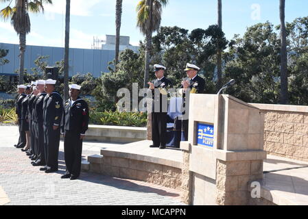 180202-N-MT 581-016 SAN DIEGO (Feb. 2, 2018) Commander, U.S. 3 Flotte Vice Adm. John Alexander und U.S. 3rd Fleet Command Master Chief Jack Callison applaudieren die Sailor 2017 des Jahres Finalisten im Rahmen einer Zeremonie in den USA 3 Flotte-Hauptquartier in San Diego statt. Die C3F Meer und Küste Segler des Jahres wird für Commander, US Pacific Fleet Segler des Jahres im März konkurrieren. (U.S. Marine Foto von Mass Communication Specialist 2. Klasse Curtis D. Spencer) Stockfoto