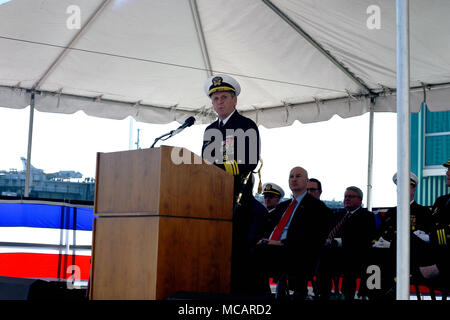 180203-N-RG 360-0082 SAN DIEGO (Feb. 3, 2018) Vizepräsident Adm. Richard Brown, Commander, Naval Surface Forces, akzeptiert das Eigentum an dem Littoral Combat Ship USS Omaha (LCS 12) während der Inbetriebnahme des Schiffes Zeremonie am Broadway Pier in der Innenstadt von San Diego. Omaha ist der 11 Littoral Combat Ship die Flotte und die sechste der Unabhängigkeit Variante eingeben. Das Schiff ist für die Stadt von Omaha, Nebraska benannt und ist zu Naval Surface Forces, US Pacific Fleet zugeordnet. (U.S. Marine Foto von Mass Communication Specialist 1 Class​ Melissa K. Russell/Freigegeben) Stockfoto