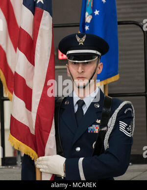 Eine Ehrengarde Mitglied hält die Flagge während der Annahme des Befehls Zeremonie für Col. Allison Miller am Feb 3, 2018 an der 179th Airlift Wing in Mansfield, Ohio. Oberst Allison Miller ist der erste weibliche Anführer einer Ohio Air National Guard. (U.S. Air Force Foto von Airman 1st Class Christi RichterReleased) Stockfoto