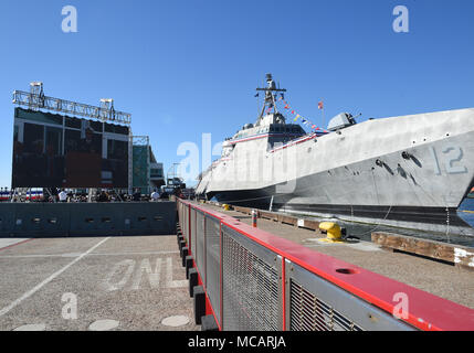 180203-N-CM 227-0389 SAN DIEGO (Feb. 3, 2018) ein großer Bildschirm überträgt live von Littoral Combat Ship USS Omaha's (LCS 12) Inbetriebnahme Zeremonie, mit der die Öffentlichkeit, die nicht in der Lage waren, Tickets in der Veranstaltung erhalten Sie die Zeremonie noch anzeigen. Omaha ist der 11 Littoral Combat Ship die Flotte und die sechste der Unabhängigkeit Variante eingeben. Das Schiff ist für die Stadt von Omaha, Nebraska benannt und ist zu Naval Surface Forces, US Pacific Fleet zugeordnet. (U.S. Marine Foto von Mass Communication Specialist 1. Klasse Marie A. Montez) Stockfoto