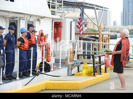 Leighton Tseu, Kane O Ke Kai, gibt einen Hawaiianischen Segen bei der Ankunft der Küste Coast Guard Cutter Joseph Gerczak (WPC 1126), Coast Guard Base Honolulu, Feb 4, 2018. Die Joseph Gerczak ist die zweite von drei Honolulu-basierte FRCs, die in erster Linie der hawaiischen Inseln dienen. (U.S. Coast Guard Foto von Petty Officer 2. Klasse Tara Molle/Freigegeben) Stockfoto