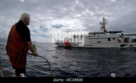 Leighton Tseu, Kane o ke Kai, bereitet einen Hawaiianischen Segen zu geben, um das Patrouillenboot Joseph Gerczak (WPC 1126), wie die Mannschaft zu Ihrem neuen homeport von Honolulu Feb 4, 2018 ankommen, nach einer 42-tägigen Transit von Key West, Florida, wo das Werkzeug geliefert wurde. Die Gerczak ist die zweite von drei 154-Fuß-schnelle Reaktion Fräser nach Hawaii zu kommen. (U.S. Coast Guard Foto von Chief Petty Officer Sara Muir/Freigegeben) Stockfoto