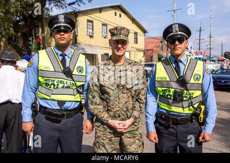 NEW ORLEANS - Generalleutnant Rex C. McMillian, Kommandant der Marine Reserve und Marine Nord, wirft mit Polizisten aus der New Orleans Police Department, bevor die Krewe von Alla Mardi Gras Parade, New Orleans, Feb 4, 2018. McMillian, zusammen mit führenden Persönlichkeiten aus MARFORRES, mit Sitz in New Orleans, nahmen an der Parade des Mardi Gras Jahreszeit mit dem New Orleans Gemeinschaft zu feiern. Stockfoto