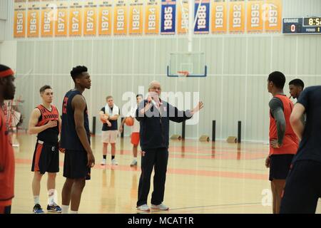 Von Syrakus Orange Männer Basketball team Head Coach Jim Boeheim, beauftragt seine Spieler während einer Community Outreach Veranstaltung mit 10 Mountain Division Soldaten am Carmelo Anthony K. Basketball Zentrum an der Syracuse University. Stockfoto