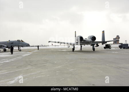 Zwei A-10 C Thunderbolt IIs taxi für Abflug am Flughafen Minneapolis-St. Paul Luft finden Station, Minn., Feb 5, 2018. Die A-10 Demo Team besuchte Minneapolis ein Air Force Heritage Flight Überführung für Super Bowl 52 zu unterstützen. (U.S. Air Force Foto von älteren Flieger Betty R. Chevalier) Stockfoto