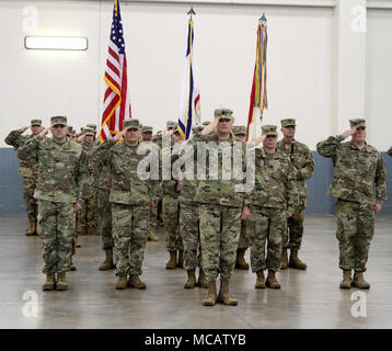 111 West Virginia's National Guard Engineer Brigade führte eine Änderung der Befehl Sonntag, Februar 4, 2018, an der Feuerwehr Hauptquartier in Eleanor, W. Virginia. WVNG Adjutant General, Generalmajor James A. Hoyer, den Vorsitz über die Zeremonie, dem scheidenden Kommandeur Oberst David S. Shafer verzichten zu oberst Murray E. Holt. Stockfoto