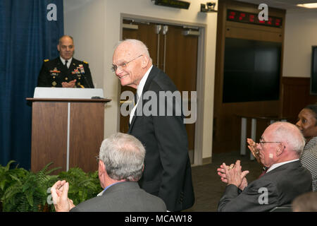 Ehemaligen Armee Materiel Command kommandierender General im Ruhestand, Gen. William G.T. Tuttle jr. und andere allgemeine Offiziere Besuchen des AMC Hall of Fame Induktion Zeremonie Klasse 2018 Jan. 6, 2018, an der Redstone Arsenal, Alabama. Der AMC Hall des Ruhmes, in 2012 gegründet, ehren und Memorializes Soldaten und Zivilisten, die signifikante und nachhaltige Beiträge zu AMC und der Armee. (U.S. Armee Foto von Sgt. 1. Klasse Teddy Furt) Stockfoto