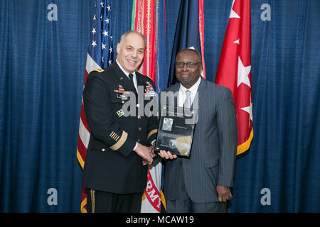 Us-Armee Gen. Gus Perna, Army Material Command kommandierender General, präsentiert eine Plakette für die pensionierten Gen. Johnnie Wilson, 13. der AMC-kommandierende General, während einer Hall of Fame Induktion Zeremonie Feb 6, 2018, an der Redstone Arsenal, Alabama. Der AMC Hall des Ruhmes, in 2012 gegründet, ehren und Memorializes Soldaten und Zivilisten, die signifikante und nachhaltige Beiträge zu AMC und der Armee. (U.S. Armee Foto von Sgt. 1. Klasse Teddy Furt) Stockfoto