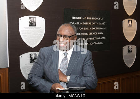 Pensionierte Gen. Johnnie Wilson, 13. kommandierenden General Army Material Command, Lächeln, nachdem er in der AMC-Hall of Fame Klasse 2018 Jan. 6, 2018 an der Redstone Arsenal, Alabama eingesetzt. Der AMC Hall des Ruhmes, in 2012 gegründet, ehren und Memorializes Soldaten und Zivilisten, die signifikante und nachhaltige Beiträge zu AMC und der Armee. (U.S. Armee Foto von Sgt. 1. Klasse Teddy Furt) Stockfoto