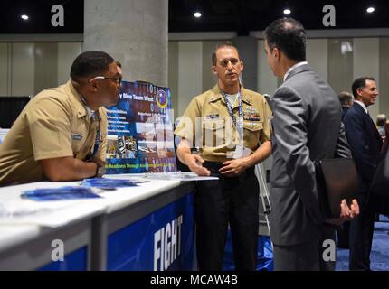 Information Systems Technician First Class, der dem Navy Blue Team West zugewiesen wurde, diskutiert am 6. Februar 2018 im San Diego Convention Center über die Cyber-Unterstützung am Wasser 2018. WEST wird von AFCEA International und dem U.S. Naval Institute als Forum für Technologien, die den Informationsbereich beeinflussen, unterstützt. Das Archivbild dokumentiert die Interaktion zwischen Cyberpersonal der Navy und Konferenzteilnehmern. Stockfoto