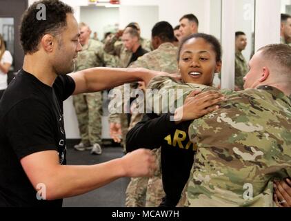 FORT HOOD, Texas - zurückgezogen, professionelle Mixed Martial Arts Fighter, Josh Koscheck, Aktien Techniken mit ein Soldat aus der 3. Gepanzerten Brigade Combat Team, 1.Kavallerie Division hier Feb 6. Koscheck lehrte Soldaten einige grundlegende Auseinandersetzung, Takedown und Einreichung bewegt wird, während auch Lehre Lektionen des Lebens. Stockfoto