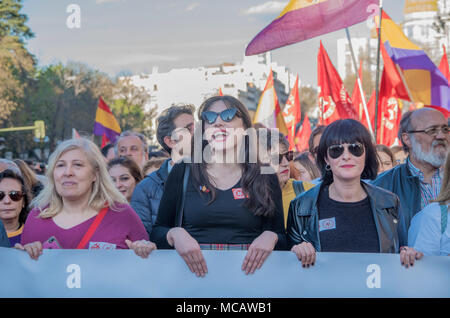 Madrid, Spanien. 14 Apr, 2018. Hunderte von Menschen aller Altersgruppen protestiert, die die dritte Republik in Spanien. Credit: Lora Grigorova/Alamy leben Nachrichten Stockfoto