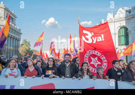 Madrid, Spanien. 14 Apr, 2018. Hunderte von Menschen aller Altersgruppen protestiert, die die dritte Republik in Spanien. Credit: Lora Grigorova/Alamy leben Nachrichten Stockfoto