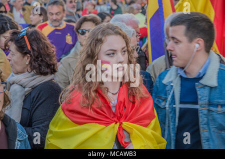 Madrid, Spanien. 14 Apr, 2018. Hunderte von Menschen aller Altersgruppen protestiert, die die dritte Republik in Spanien. Credit: Lora Grigorova/Alamy leben Nachrichten Stockfoto