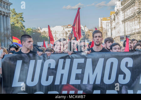 Madrid, Spanien. 14 Apr, 2018. Hunderte von Menschen aller Altersgruppen protestiert, die die dritte Republik in Spanien. Credit: Lora Grigorova/Alamy leben Nachrichten Stockfoto