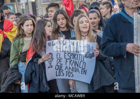 Madrid, Spanien. 14 Apr, 2018. Hunderte von Menschen aller Altersgruppen protestiert, die die dritte Republik in Spanien. Credit: Lora Grigorova/Alamy leben Nachrichten Stockfoto