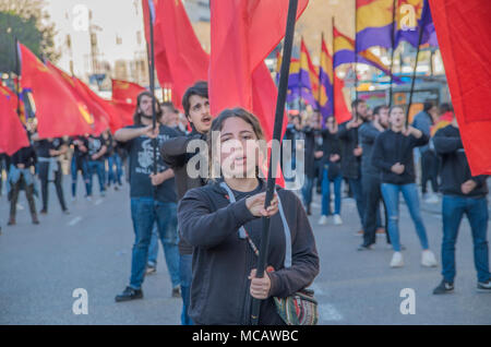 Madrid, Spanien. 14 Apr, 2018. Hunderte von Menschen aller Altersgruppen protestiert, die die dritte Republik in Spanien. Credit: Lora Grigorova/Alamy leben Nachrichten Stockfoto