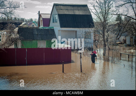 Tambow, Tambow, Russland. 15 Apr, 2018. Starke Erwärmung hat reiche Schneeschmelze in den tambow Region geführt. Das System der Entsorgung in Siedlungen nicht mit großen Mengen Wasser schmelzen zu bewältigen. In Tambow (Russland) teilweise überflutet, Häuser, Straßen und Häuser entlang Rasskazovsky Highway, in der Nähe des Parks "Druzhba", auf dem Gebiet der innenhöfe. Im Bild lichtdurchflutete Cottages. Credit: Aleksei Sukhorukov/ZUMA Draht/Alamy leben Nachrichten Stockfoto