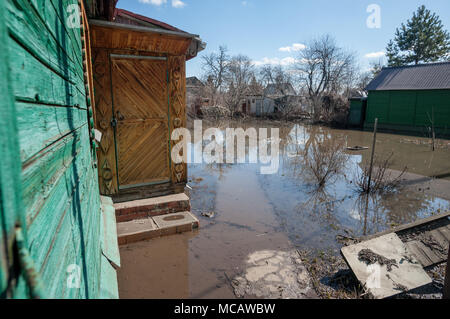 Tambow, Tambow, Russland. 15 Apr, 2018. Starke Erwärmung hat reiche Schneeschmelze in den tambow Region geführt. Das System der Entsorgung in Siedlungen nicht mit großen Mengen Wasser schmelzen zu bewältigen. In Tambow (Russland) teilweise überflutet, Häuser, Straßen und Häuser entlang Rasskazovsky Highway, in der Nähe des Parks "Druzhba", auf dem Gebiet der innenhöfe. Im Bild lichtdurchflutete Cottages. Credit: Aleksei Sukhorukov/ZUMA Draht/Alamy leben Nachrichten Stockfoto