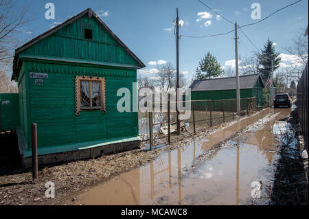 Tambow, Tambow, Russland. 15 Apr, 2018. Starke Erwärmung hat reiche Schneeschmelze in den tambow Region geführt. Das System der Entsorgung in Siedlungen nicht mit großen Mengen Wasser schmelzen zu bewältigen. In Tambow (Russland) teilweise überflutet, Häuser, Straßen und Häuser entlang Rasskazovsky Highway, in der Nähe des Parks "Druzhba", auf dem Gebiet der innenhöfe. Im Bild lichtdurchflutete Cottages. Credit: Aleksei Sukhorukov/ZUMA Draht/Alamy leben Nachrichten Stockfoto