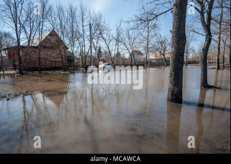 Tambow, Tambow, Russland. 15 Apr, 2018. Starke Erwärmung hat reiche Schneeschmelze in den tambow Region geführt. Das System der Entsorgung in Siedlungen nicht mit großen Mengen Wasser schmelzen zu bewältigen. In Tambow (Russland) teilweise überflutet, Häuser, Straßen und Häuser entlang Rasskazovsky Highway, in der Nähe des Parks "Druzhba", auf dem Gebiet der innenhöfe. Im Bild lichtdurchflutete Cottages. Credit: Aleksei Sukhorukov/ZUMA Draht/Alamy leben Nachrichten Stockfoto