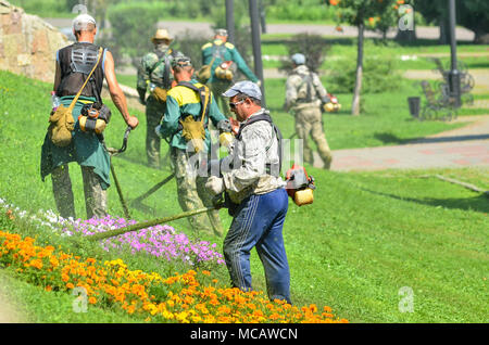 Tambow, Tambow, Russland. 15 Apr, 2018. Rasen mähen auf den Straßen in Tambow Credit: Aleksei Sukhorukov/ZUMA Draht/Alamy leben Nachrichten Stockfoto