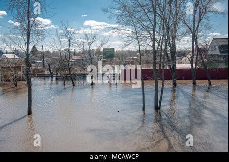 Tambow, Tambow, Russland. 15 Apr, 2018. Starke Erwärmung hat reiche Schneeschmelze in den tambow Region geführt. Das System der Entsorgung in Siedlungen nicht mit großen Mengen Wasser schmelzen zu bewältigen. In Tambow (Russland) teilweise überflutet, Häuser, Straßen und Häuser entlang Rasskazovsky Highway, in der Nähe des Parks "Druzhba", auf dem Gebiet der innenhöfe. Im Bild lichtdurchflutete Cottages. Credit: Aleksei Sukhorukov/ZUMA Draht/Alamy leben Nachrichten Stockfoto