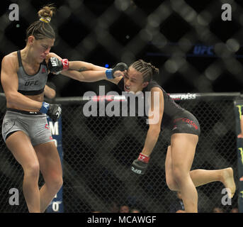 Phoenix, Arizona, USA. 14 Apr, 2018. CORTNEY CASEY, Links, und MICHELLE WATERSON, rechts, Austausch stanzen Samstag, 14 April, 2018, während der UFC Nacht: Poirier vs Gaethje am Gila River Arena in Phoenix, Arizona zu Kämpfen. MICHELLE WATERSON durch verschüttete Entscheidung gewonnen. Credit: Jeff Braun/ZUMA Draht/Alamy leben Nachrichten Stockfoto