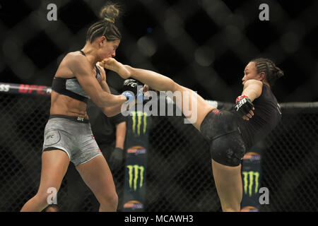 Phoenix, Arizona, USA. 14 Apr, 2018. MICHELLE WATERSON, rechts, Kicks CORTNEY CASEY, Links, Samstag, 14. April 2018, während der UFC Nacht: Poirier vs Gaethje am Gila River Arena in Phoenix, Arizona zu Kämpfen. MICHELLE WATERSON durch verschüttete Entscheidung gewonnen. Credit: Jeff Braun/ZUMA Draht/Alamy leben Nachrichten Stockfoto