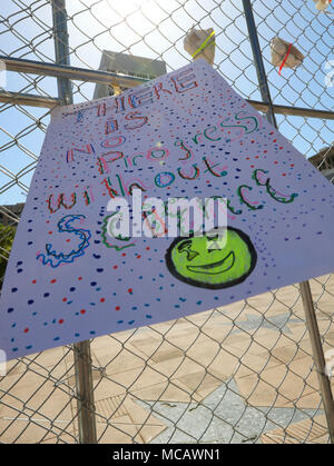 Los Angeles, USA. 14 Apr, 2018. Ein Slogan ist während der 'March für die Wissenschaft' Rally und Wissenschaft Expo in Los Angeles, USA, 14. April 2018 gesehen. Credit: Li Ying/Xinhua/Alamy leben Nachrichten Stockfoto