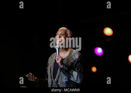 Frankfurt am Main, Deutschland. 14 Apr, 2018. Amerikanische Sängerin Dionne Warwick führt während der Musikmesse in Frankfurt, Deutschland, 14. April 2018. Die fünf Tage Musikmesse Festival endete am Samstag. Credit: Luo Huanhuan/Xinhua/Alamy leben Nachrichten Stockfoto