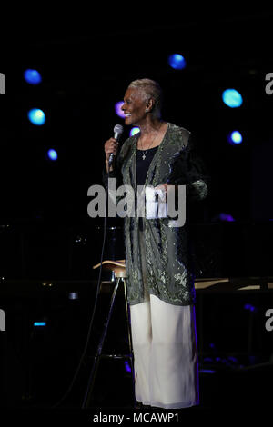 Frankfurt am Main, Deutschland. 14 Apr, 2018. Amerikanische Sängerin Dionne Warwick führt während der Musikmesse in Frankfurt, Deutschland, 14. April 2018. Die fünf Tage Musikmesse Festival endete am Samstag. Credit: Luo Huanhuan/Xinhua/Alamy leben Nachrichten Stockfoto