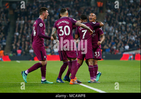 London, Großbritannien. 14 Apr, 2018. Spieler von Manchester City feiern, nachdem zählen während der Englischen Premier League Fußball Match zwischen den Tottenham Hotspur und Manchester City im Wembley Stadion in London, Großbritannien, am 14. April 2018. Tottenham Hotspur verloren 1-3. Credit: Han Yan/Xinhua/Alamy leben Nachrichten Stockfoto