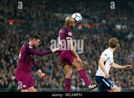 London, Großbritannien. 14 Apr, 2018. Von Manchester City Vincent Kompany (C) steht in der englischen Premier League Fußball Match zwischen den Tottenham Hotspur und Manchester City im Wembley Stadion in London, Großbritannien, am 14. April 2018. Tottenham Hotspur verloren 1-3. Credit: Han Yan/Xinhua/Alamy leben Nachrichten Stockfoto