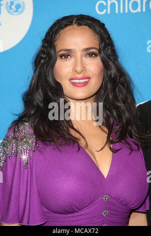Bevely Hills, Ca. 14 Apr, 2018. Salma Hayek Pinault an der 7. Biennale UNICEF Ball Los Angeles im Beverly Wilshire Hotel in Beverly Hills, Kalifornien am 14. April 2018. Credit: Faye Sadou/Medien Punch/Alamy leben Nachrichten Stockfoto