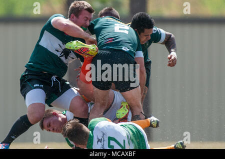 Southern Pines, N. C, USA. 13 Apr, 2018. April 14, 2018 - Southern Pines, N.C., USA - Herren Rugby Aktion zwischen den südlichen Kiefern große Kegel und Charlotte Rugby Football Club, 14. April 2018 an die nationale athletische Dorf in den südlichen Kiefern, N.C. Southern Pines besiegt Charlotte, 54-39, im ersten Platz mit einem Rekord von 6-1 in der Carolinas-Georgia Männer D 2 Ost zu beenden und erwarb einen Anlegeplatz im 2018 Carolinas Geographische Union Meisterschaft, kann 5-6. Credit: Timothy L. Hale/ZUMA Draht/Alamy leben Nachrichten Stockfoto