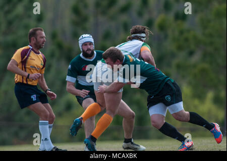 Southern Pines, N. C, USA. 13 Apr, 2018. April 14, 2018 - Southern Pines, N.C., USA - Herren Rugby Aktion zwischen den südlichen Kiefern große Kegel und Charlotte Rugby Football Club, 14. April 2018 an die nationale athletische Dorf in den südlichen Kiefern, N.C. Southern Pines besiegt Charlotte, 54-39, im ersten Platz mit einem Rekord von 6-1 in der Carolinas-Georgia Männer D 2 Ost zu beenden und erwarb einen Anlegeplatz im 2018 Carolinas Geographische Union Meisterschaft, kann 5-6. Credit: Timothy L. Hale/ZUMA Draht/Alamy leben Nachrichten Stockfoto