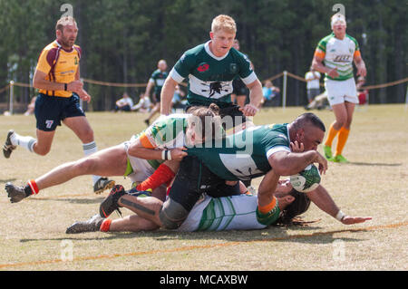 Southern Pines, N. C, USA. 13 Apr, 2018. April 14, 2018 - Southern Pines, N.C., USA - Herren Rugby Aktion zwischen den südlichen Kiefern große Kegel und Charlotte Rugby Football Club, 14. April 2018 an die nationale athletische Dorf in den südlichen Kiefern, N.C. Southern Pines besiegt Charlotte, 54-39, im ersten Platz mit einem Rekord von 6-1 in der Carolinas-Georgia Männer D 2 Ost zu beenden und erwarb einen Anlegeplatz im 2018 Carolinas Geographische Union Meisterschaft, kann 5-6. Credit: Timothy L. Hale/ZUMA Draht/Alamy leben Nachrichten Stockfoto