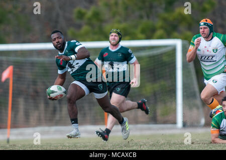 Southern Pines, N. C, USA. 13 Apr, 2018. April 14, 2018 - Southern Pines, N.C., USA - Herren Rugby Aktion zwischen den südlichen Kiefern große Kegel und Charlotte Rugby Football Club, 14. April 2018 an die nationale athletische Dorf in den südlichen Kiefern, N.C. Southern Pines besiegt Charlotte, 54-39, im ersten Platz mit einem Rekord von 6-1 in der Carolinas-Georgia Männer D 2 Ost zu beenden und erwarb einen Anlegeplatz im 2018 Carolinas Geographische Union Meisterschaft, kann 5-6. Credit: Timothy L. Hale/ZUMA Draht/Alamy leben Nachrichten Stockfoto