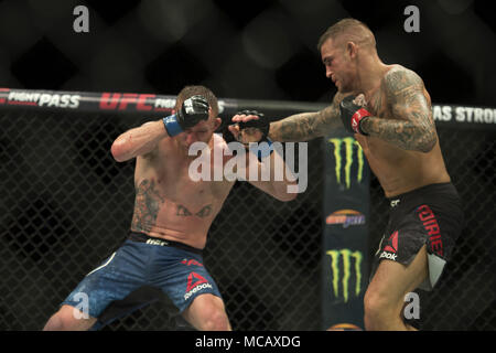 Phoenix, Arizona, USA. 14 Apr, 2018. DUSTIN POIRIER, rechts, wirft ein Haken gegen JUSTIN GAETHJE Samstag, 14 April, 2018, während der UFC Nacht: Poirier vs Gaethje am Gila River Arena in Phoenix, Arizona zu Kämpfen. DUSTIN POIRIER durch TKO in der 4. Runde gewonnen. Credit: Jeff Braun/ZUMA Draht/Alamy leben Nachrichten Stockfoto